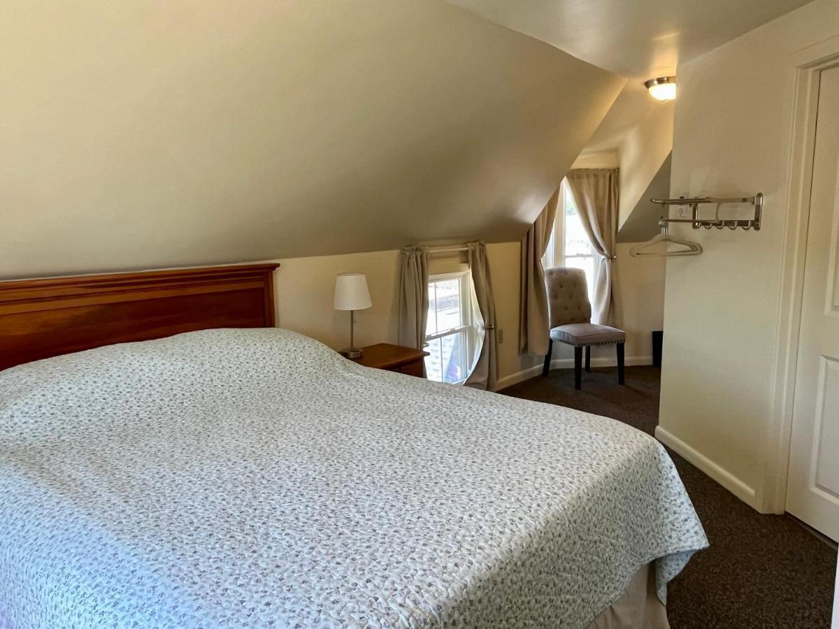 The Attleboro House Hotell Oak Bluffs Exteriör bild