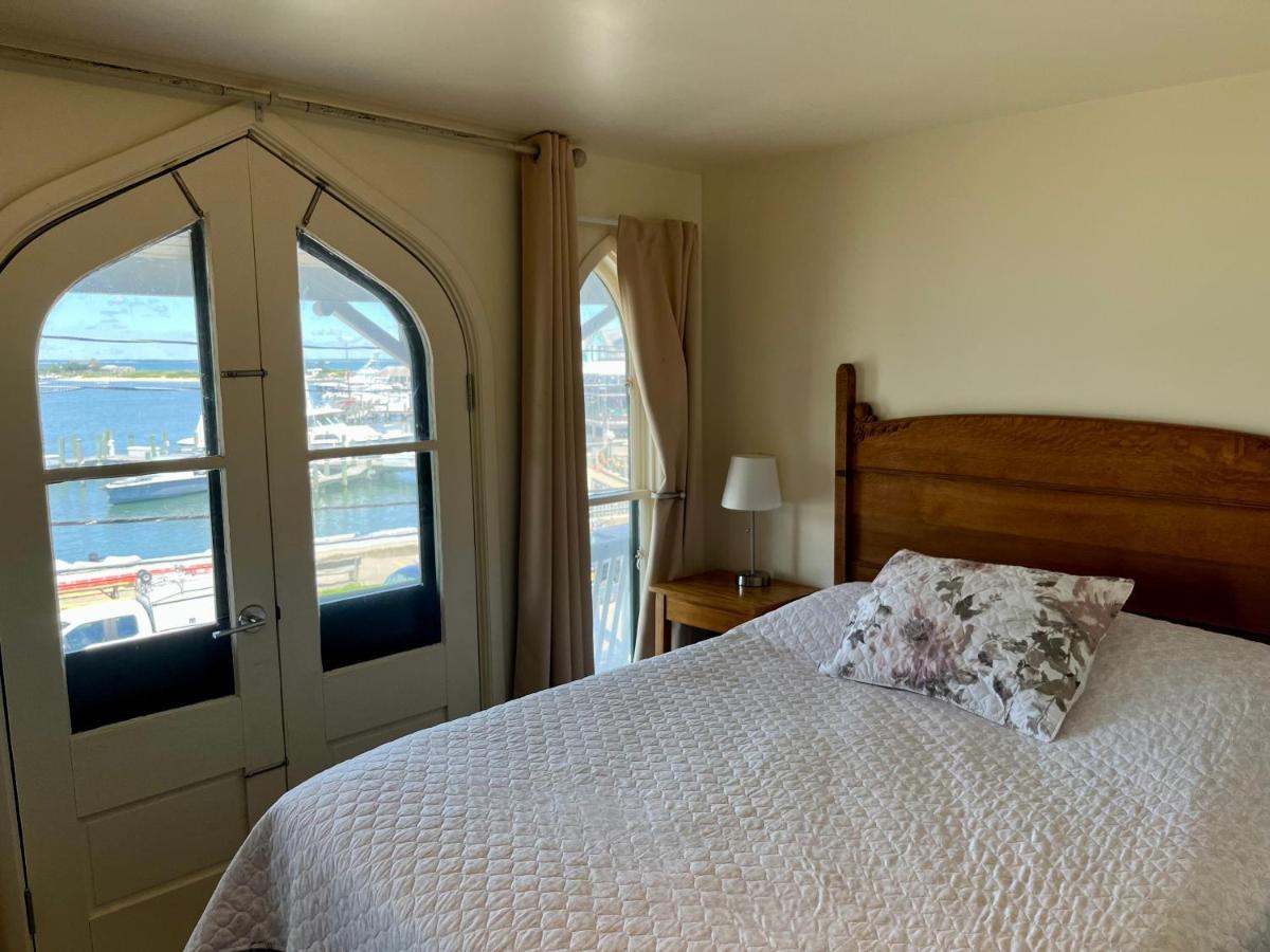 The Attleboro House Hotell Oak Bluffs Exteriör bild